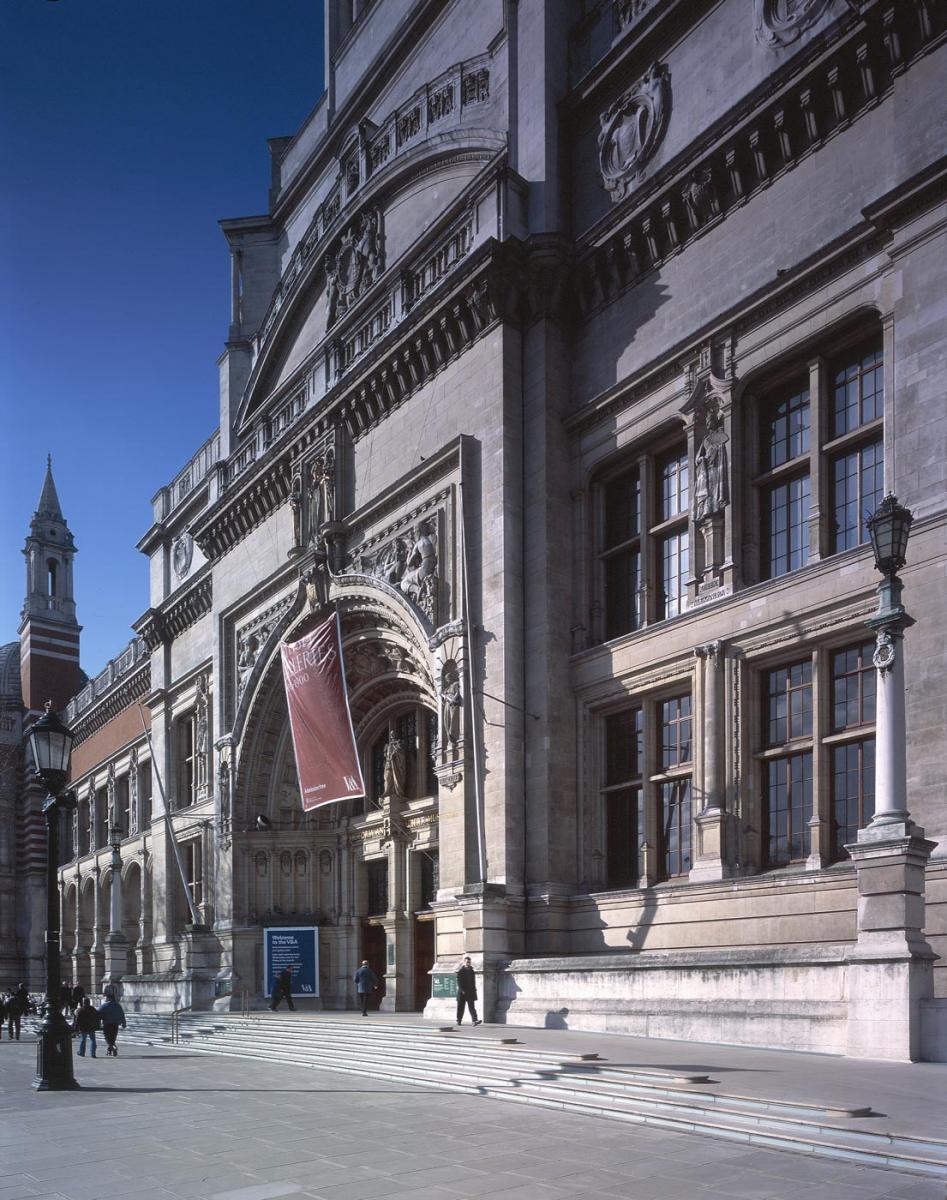 Victoria and Albert Museum, London - View from the right side